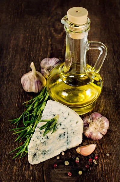 Blue cheese , olive oil and spices — Stock Photo, Image