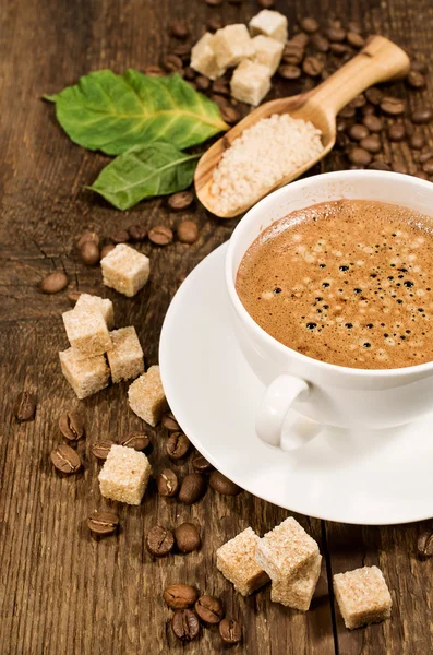 Café com grãos de café e açúcar de cana — Fotografia de Stock