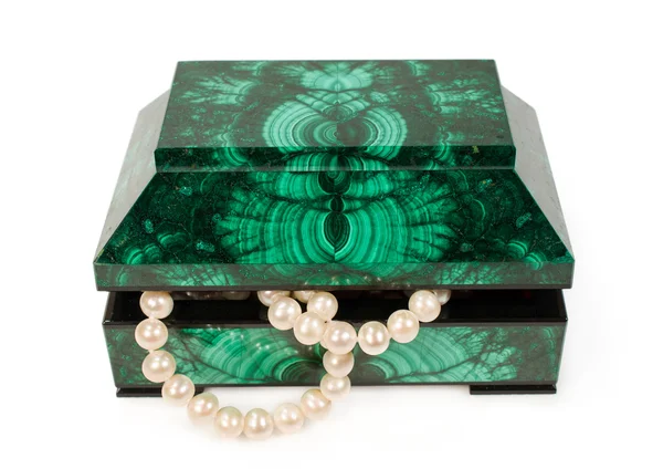 Coffret trésor en malachite avec un collier de perles — Photo