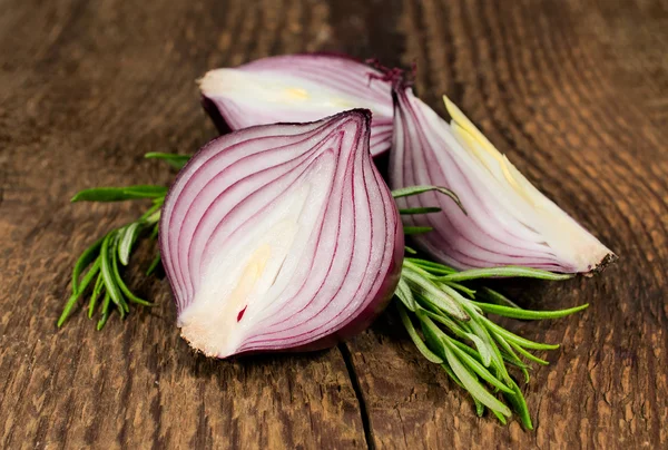 Cebola vermelha e alecrim — Fotografia de Stock