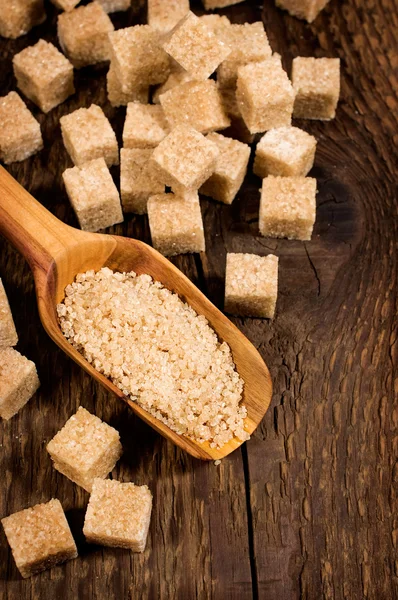 Brown cane sugar cubes and granules — Stock Photo, Image