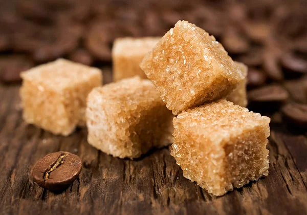 Azúcar de caña marrón con granos de café —  Fotos de Stock