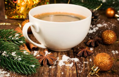 kahve ve Noel süslemeleri ile Noel natürmort