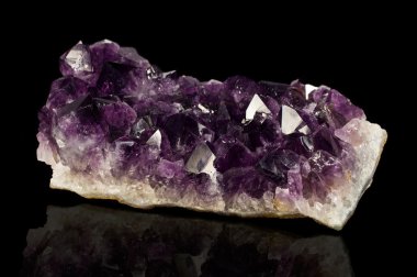 siyah arka plan üzerine Dürzi Ametist