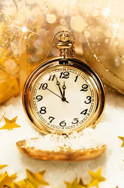 Reloj de bolsillo que muestra cinco minutos a medianoche . — Foto de Stock