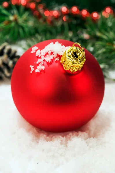 Červená vánoční koule na sněhu — Stock fotografie