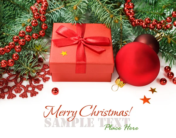 Fichtenzweige mit Weihnachtsdekoration und Geschenkbox — Stockfoto