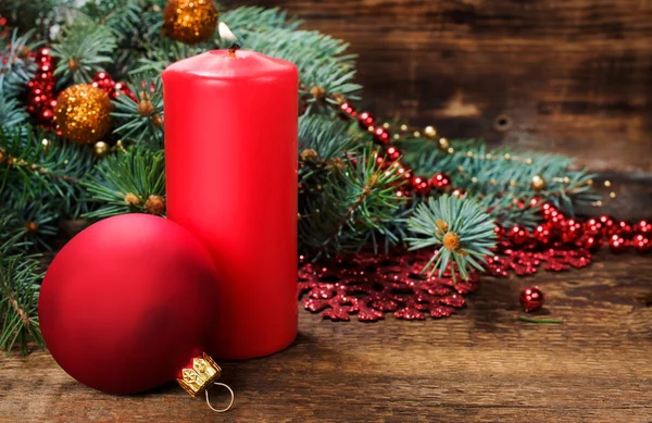 Bodegón de Navidad con velas y decoraciones —  Fotos de Stock