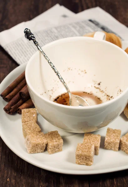 Taza de café vacía y un azúcar de caña — Foto de Stock