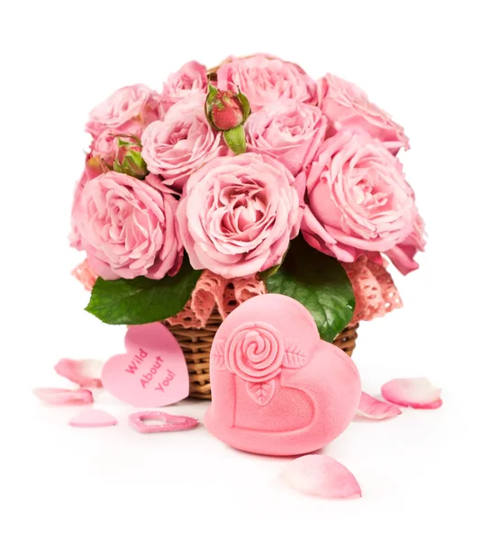 Korg med rosor och presentförpackning — Stockfoto
