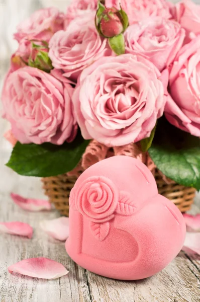 Geschenkbox in Form von Herzen und rosa Rosen — Stockfoto