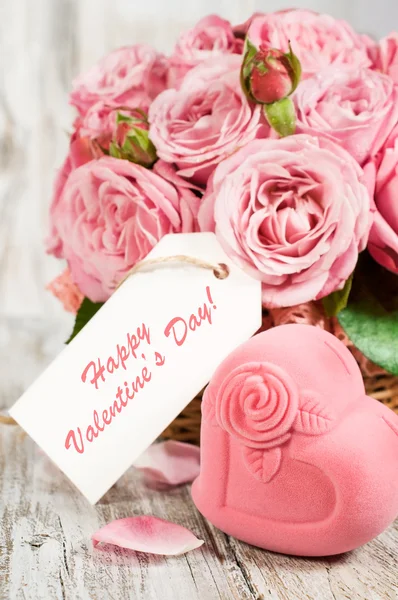 Confezione regalo a forma di cuore e rose rosa con etichetta — Foto Stock