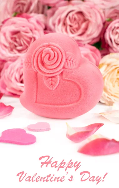 Confezione regalo a forma di cuore con rose e petali — Foto Stock