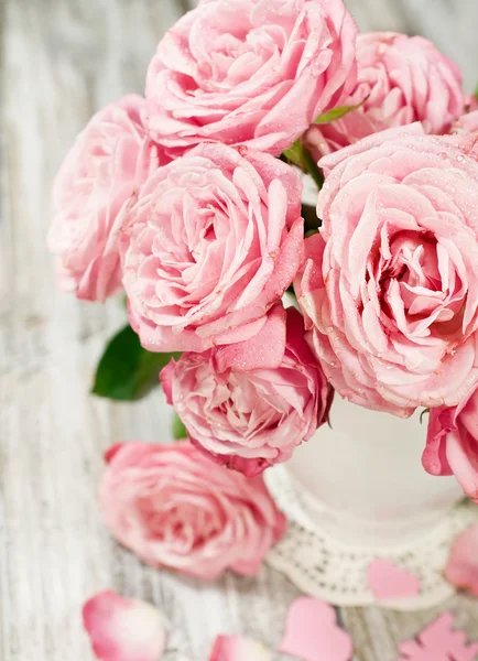 Bukett med rosa rosor i en vas närbild — Stockfoto