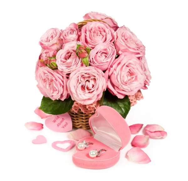 Bouquet of pink roses in a basket with a gift — Stock Photo, Image