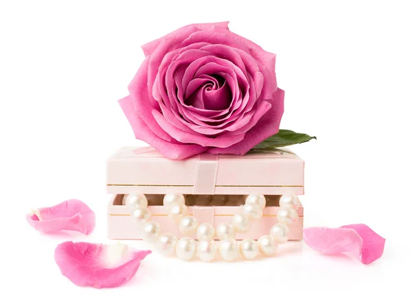 Rose and pearls — Stock Photo, Image