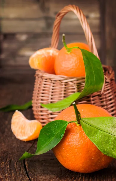 Mandarini maturi con cesto — Foto Stock