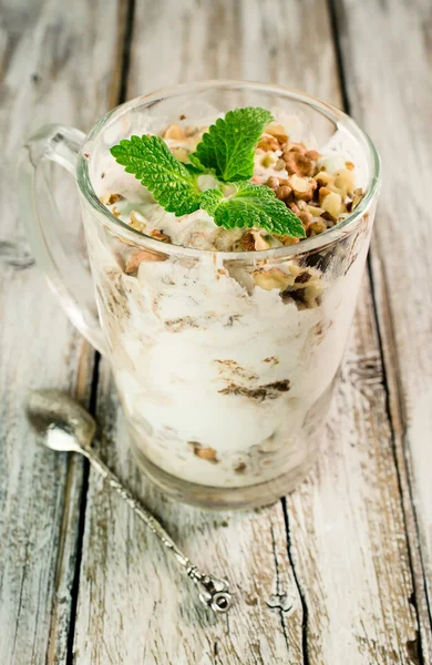 ミントの葉とクルミのアイスクリーム — ストック写真