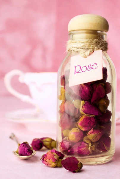 ガラス瓶の中の乾燥 rosebuds 茶 — ストック写真
