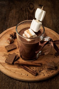 Şekerlemeli sıcak çikolata.