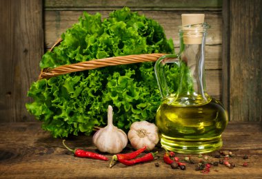 rustik bir ortamda yemek pişirmek için ham maddeler