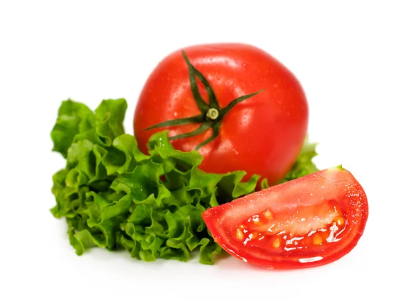 Tomate con hojas de lechuga —  Fotos de Stock