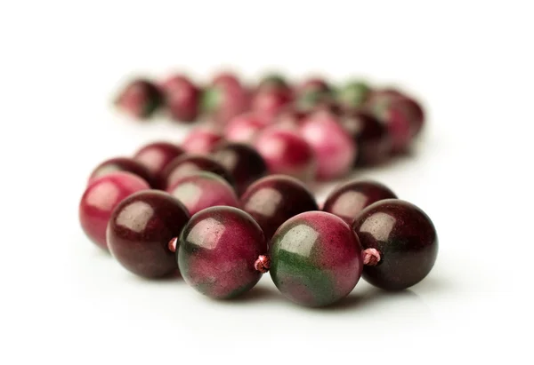 Perles d'agate rose isolées — Photo