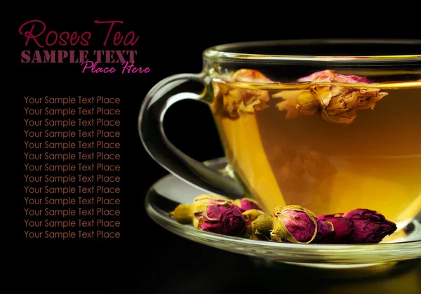 Tè con boccioli di rosa in una tazza di vetro — Foto Stock