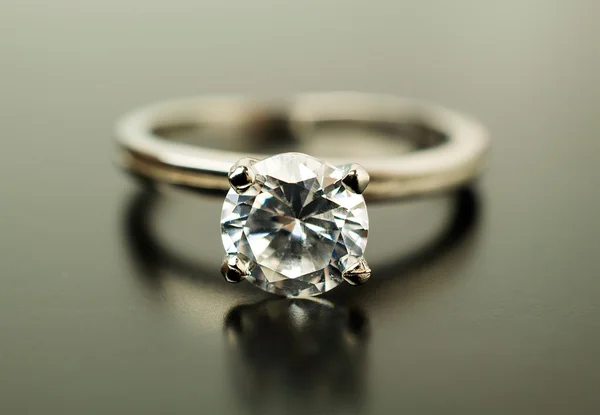 Engagement ring in white gold with diamonds — Stock Photo, Image