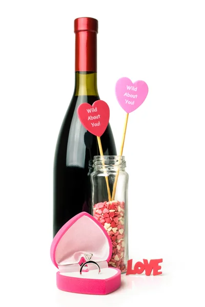 Anneau dans une boîte en forme de coeur avec bouteille de vin — Photo