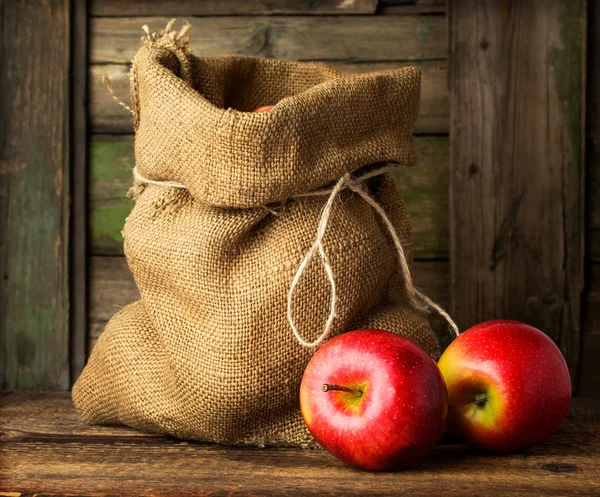 Rode rijpe appels in een zak — Stockfoto