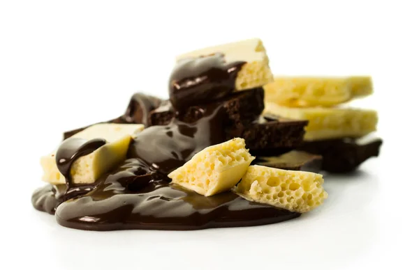 흑인과 백인 다공성 초콜릿 — 스톡 사진