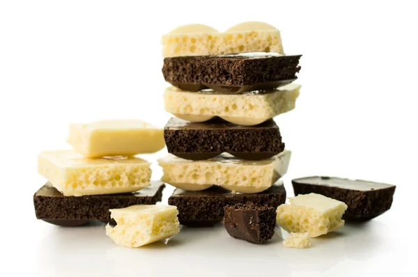 Svarta och vita porösa choklad — Stockfoto