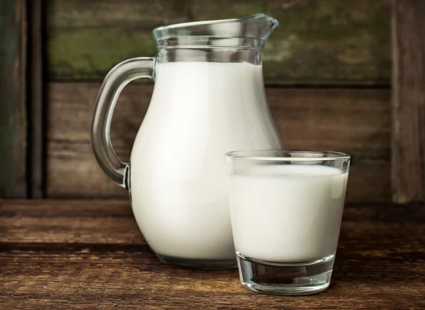 新鲜的牛奶，在玻璃水罐和玻璃 免版税图库图片