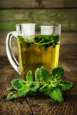 Cam bardakta nane çayı. 