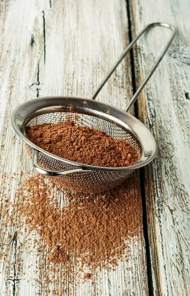 Cacao en polvo en un tamiz —  Fotos de Stock