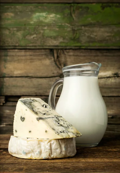 Formaggio blu e brie con una brocca di latte — Foto Stock