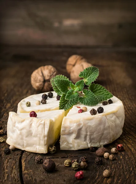 布里奶酪含有香料和薄荷 — 图库照片