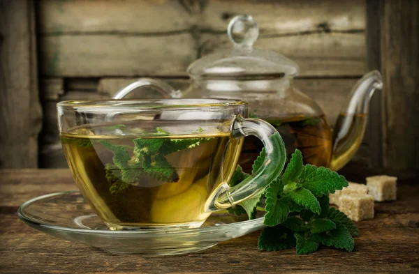 Üveg teáskanna és cup-menta tea — Stock Fotó
