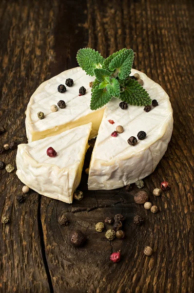 Queso brie con especias y menta — Foto de Stock