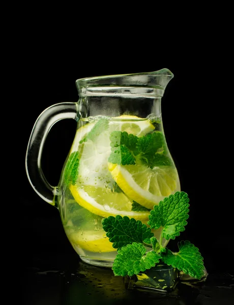 Limonada con hielo y menta en una jarra de vidrio — Foto de Stock