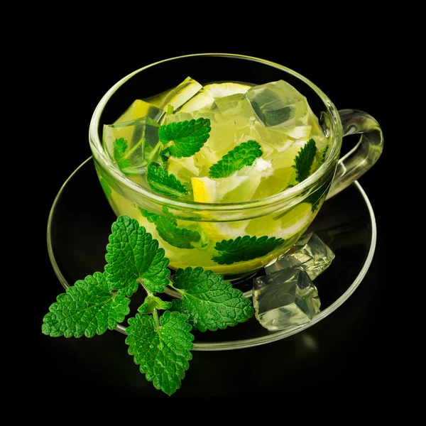 Limonade met ijs en munt in een glazen beker — Stockfoto