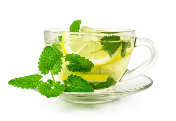 Té helado de limón en una taza de vidrio — Foto de Stock