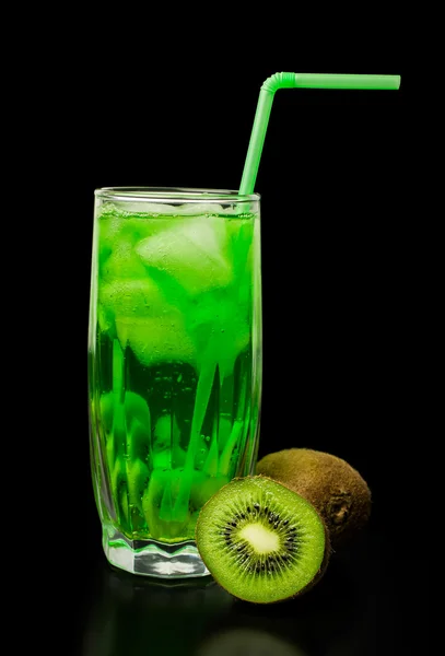Bebida con kiwi y hielo — Foto de Stock