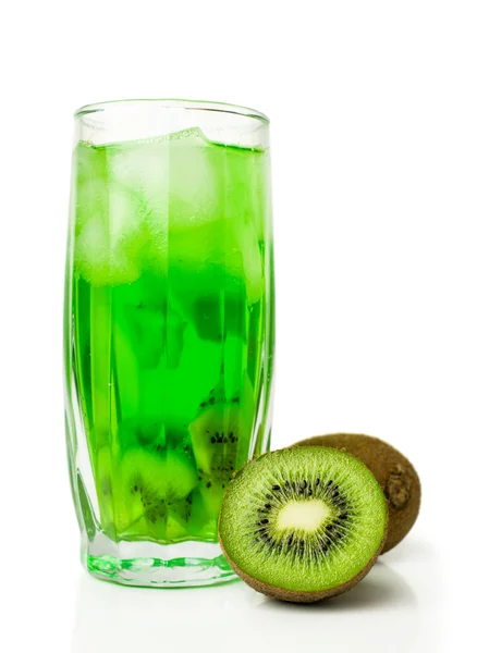 Zumo de kiwi con hielo y fruta fresca — Foto de Stock