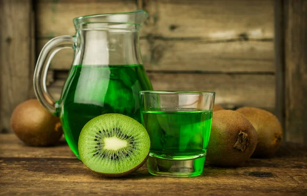 Bebida verde en una jarra de vidrio con kiwi fresco — Foto de Stock