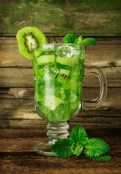 Cocktail with kiwi, mint and ice — Stock Photo, Image