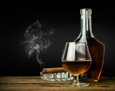 bir şişe ve bardak brendi 