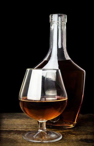 Cognac i flaskor och glas — Stockfoto