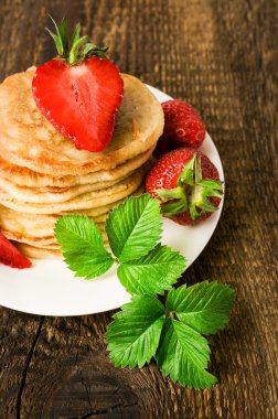 taze çilek ile Pancakes